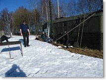 Martin OK1CMA testuje nosnost závěje