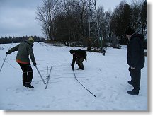 OK1FRG a OK1JD sestavují M2, OK1FRD to jistí