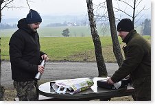 OK1JD a OK1MHW u jídelního stolu