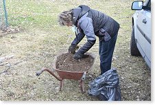 Iva třídí to co krtek nadělil