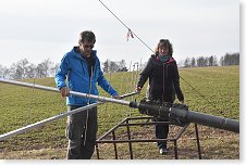 Martin OK1CMA a Iva demontují fix