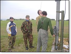 Antény jsou na magirusu, možno vysunout nahoru. U kliky zkuseny ham Petr OK1FRG.