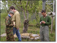 Péťa rád a dlouho rozjímá nad oblíbeným nástrojem - buzolou.