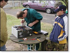 Rekogniskace mezikonce. U šroubováku Ivan OK1PI, radí Martin OK1CMA a Péťa  OK1FRDjunior.