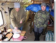 V předsálí se nejen diskutuje, ale jako tradičně i mohutně hamuje (=hamá)