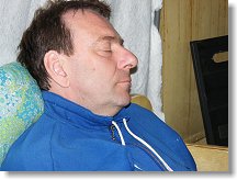 Šéftechnik a nově i oficiální šéf našeho radiokoužku Ivan OK1PI 20minut před kontestem usilovně přemýšlí - zvažuje správnou závodní strategii