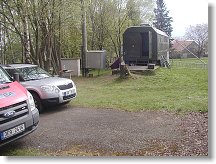 Žebrík vedle panváglu slouží jako ochrana koaxu v trávě