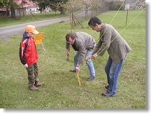 Láďa s Pavlem zajišťují jednu z kotev a Vojta je při tom kontroluje