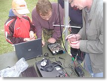 A měření voltů pokračuje dále v útrobách rádia, všechno jak má být, akorát to nehraje.