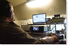 Láďa OK1FCR u zařízení