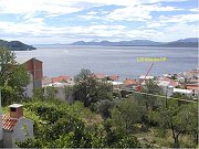 ANT byla natažena z balkónu našeho dočasného QTH na strom v sousedním neudržovaném sadu.