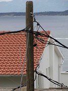 Toto je standartní provedení domovní přípojky. S elektroinstalací si obecně v 9A moc hlavu nelámou, hlavní je funkčnost, bezpečnost je až na xtém místě. V bytovém rozvodu se běžně používají zásuvky pouze s dvěma dírami bez jakékoliv ochrany (třída 0).