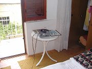 Portejblové QRP pracoviště na 80m. Rig M80B PWR 3W OUT, napájení 12V z gelového akumulátoru. Tento aku jsem musel vzhledem k nedostatku zemnících bodů a problémem s délkou kablíku umístit až do koupelny, HI.                                                                                                                 