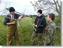 Stavba antén je rutinní záležitost, proto při tom probíhá čilá multitématická diskuze