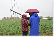 Iva, Martin a Honza rozpojují konektory