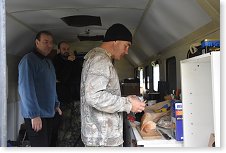 Lukáš konečně našel prkénko a krájí chleba