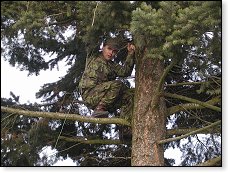 Lukáš OK1MHW v akci. Ještě, že mám tak šikovné kamarády. Ač sám nemám s výškama žádné problémy, což souvisí s mojí profesí, toto bylo něco jiného. Holt strom není příhraďák a já nemám tělesné proporce odpovídající hustotě větví....