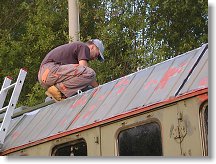 Lukáš natírá opravdu pečlivě