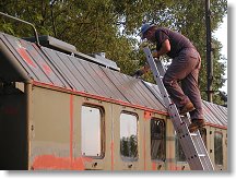 Boční šikminy jsme natírali ze žebříku