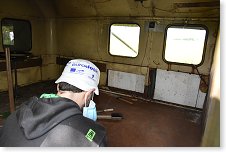 Honza odstraňuje rez z podlahy