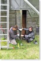 Lukáš s Pavlem opravují dveře