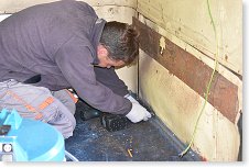 Lukáš řeší lištu mezi podlahou a obkladem