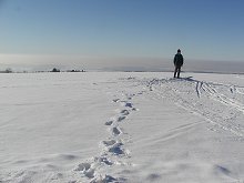 Honzík stojí na triangulačním bodě - betonové skruže tvoří onu vyvýšeninu                                                                                                                    