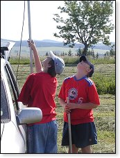 Hoši si vše obstarají sami. Od stavby antény, přes zbudování stanice až po zprovoznění notebooku