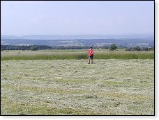 Postava v červeném tričku je z dálky dobře vidět