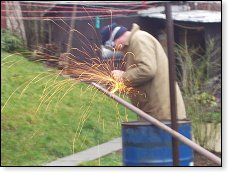 Přípravy stožárku, nejdříve bylo potřeba patřičně zkracovat