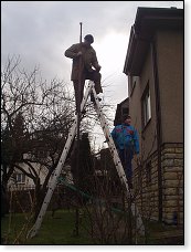 Po svaření, zabroušení a natření jsme nastrčili vnitřní trubku do vnější, která kdysi sloužila pro TV anténu a je poctivě zabetonovaná v zemi