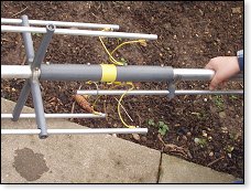 Prostřední plastový díl s napájením unipólů pro jednotlivá pásma