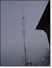 Po složitých peripetiích byl vertikál ve večerních hodinách vztyčen a uchycen