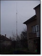 Museli jsme si pomoci provizorními kotvami, které drželi dlouhou dobu v oknech a na zahradě všichni členové FRD teamu. V tuto chvíli ještě není připevněn spodní čtvercový rám.