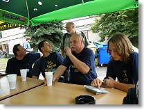 Žízniví poutníci se soustřeďovali v zastřešené oáze pod břízkami