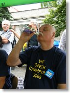 OK1FRD s iontovým nápojem z dílny OK1PBB