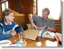 OK1DNZ team Pavel vybaluje jeden z UFB nákupů, Romana má z toho evidentně radost