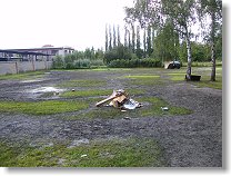 Areál blešáku odpoledne po deštivém dni