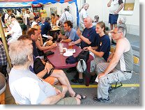 Na strategickém bodě před tělocvičnou