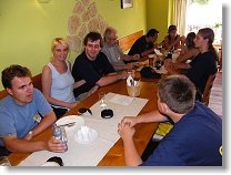 Ještě, že byl k dispozici tak dlouhý stůl