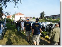 Jedinci z našeho radiokroužku při ranním rekogniskování blešáku