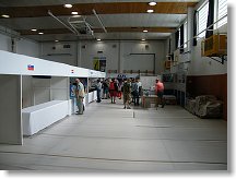 Stánky firem v tělocvičně