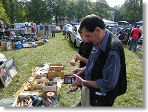 Pepa OK1AWG kupuje žehličku do své vyhlášené sbírky