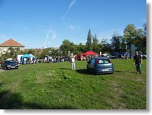 Blešák za novou budovou školy