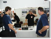 OK1JD a OK1PI si zálibně prohlíží tranzistorové PA na 2m