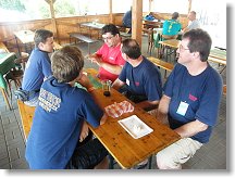 Libor OK1DOL vysvětluje Ivanovi OK1PI jak na ty DXy