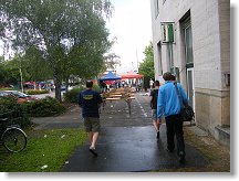 Sobota odpoledne, konec setkání. Jde se domů