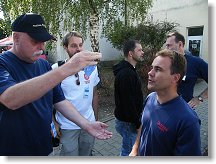 OK1FRD názorně ukazuje Lukášovi OK1MHW jak velkou umělou zátěž může poskytnout ze svých bohatých zásob