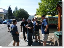 Diskuze na chodníku