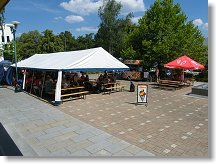 Naše hlavní QTH, přičemž malý stánek vpravo nám poskytoval Viléma